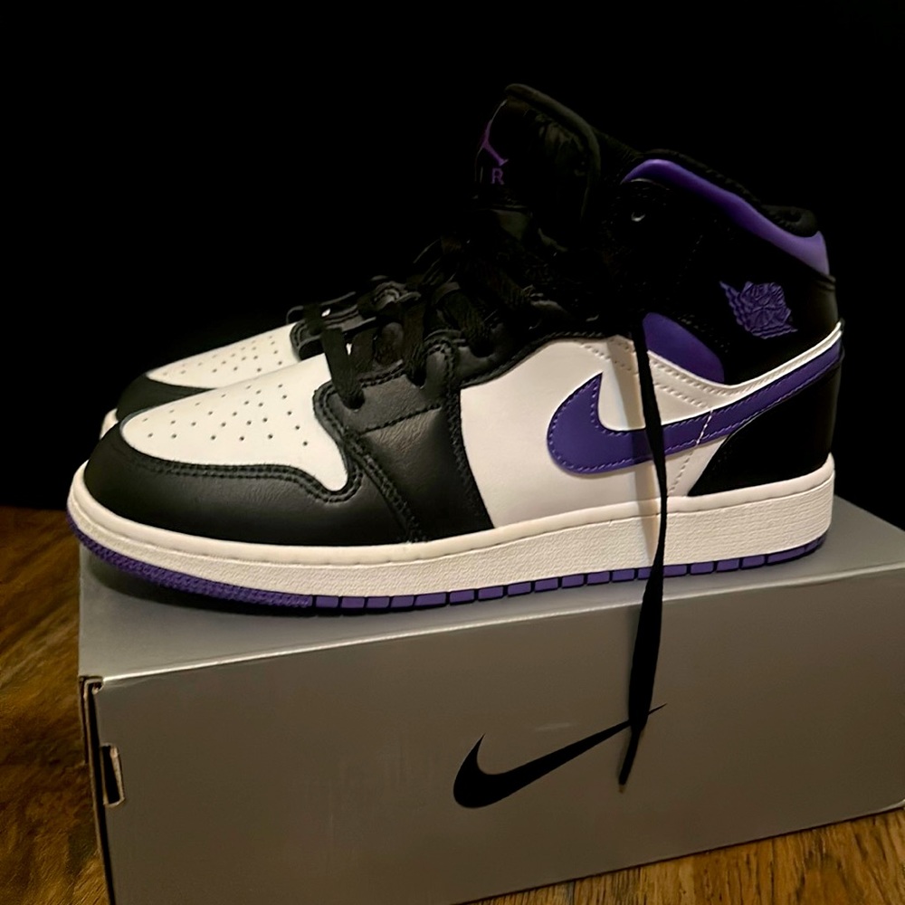 New! Size 7 kids Nike High Tops!💜